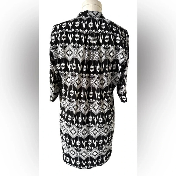 Ikat blouse with rolled sleeves in black and white - Lucy Lucy Love Stitchfix - Picture 4 of 7